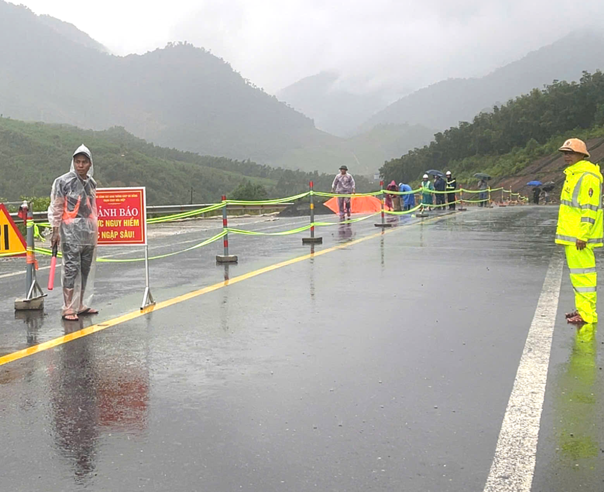 拉山-绥安高速出现数十米裂缝,暴雨肆虐